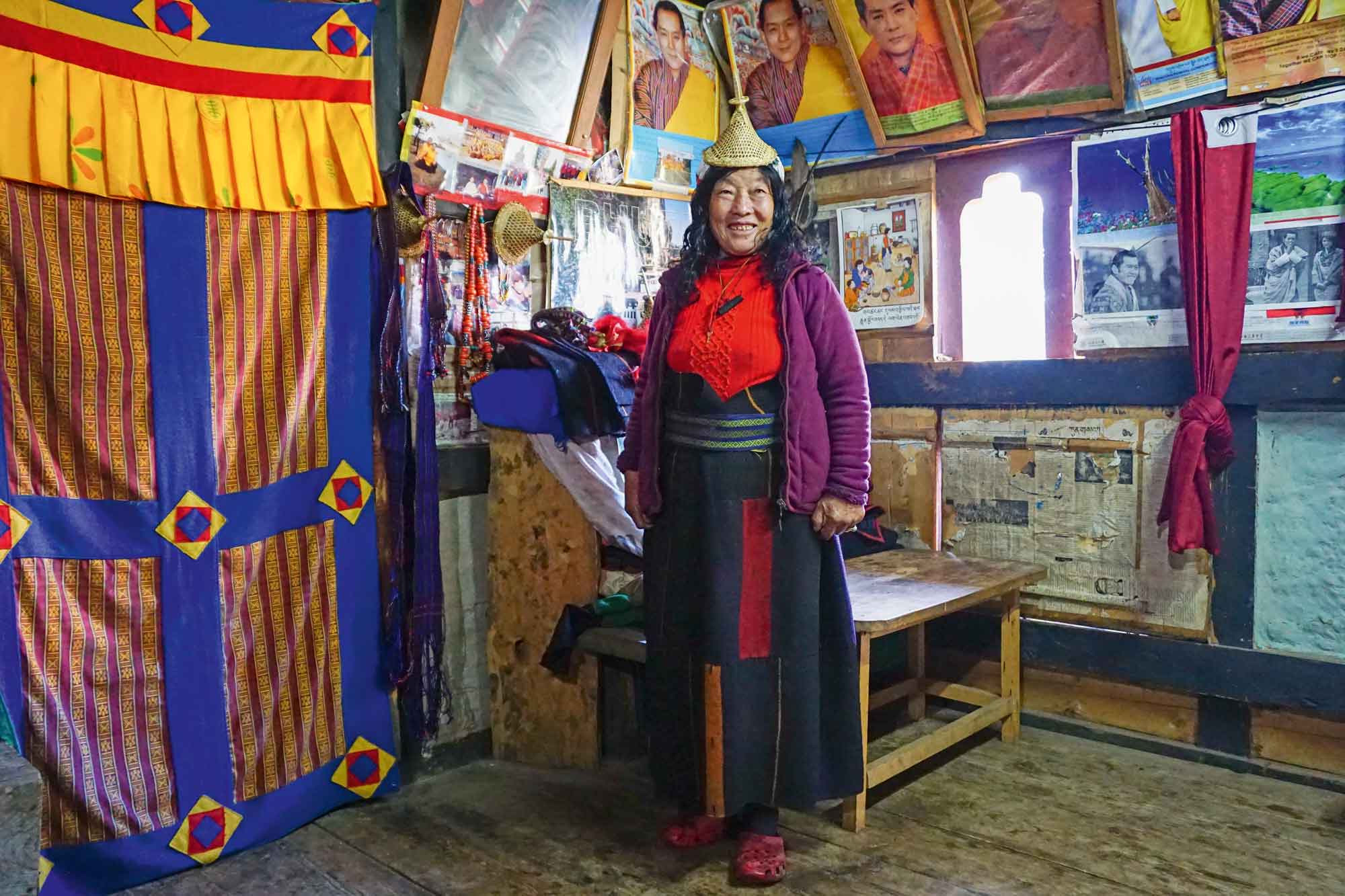 Frau in traditioneller Kleidung Bhutans